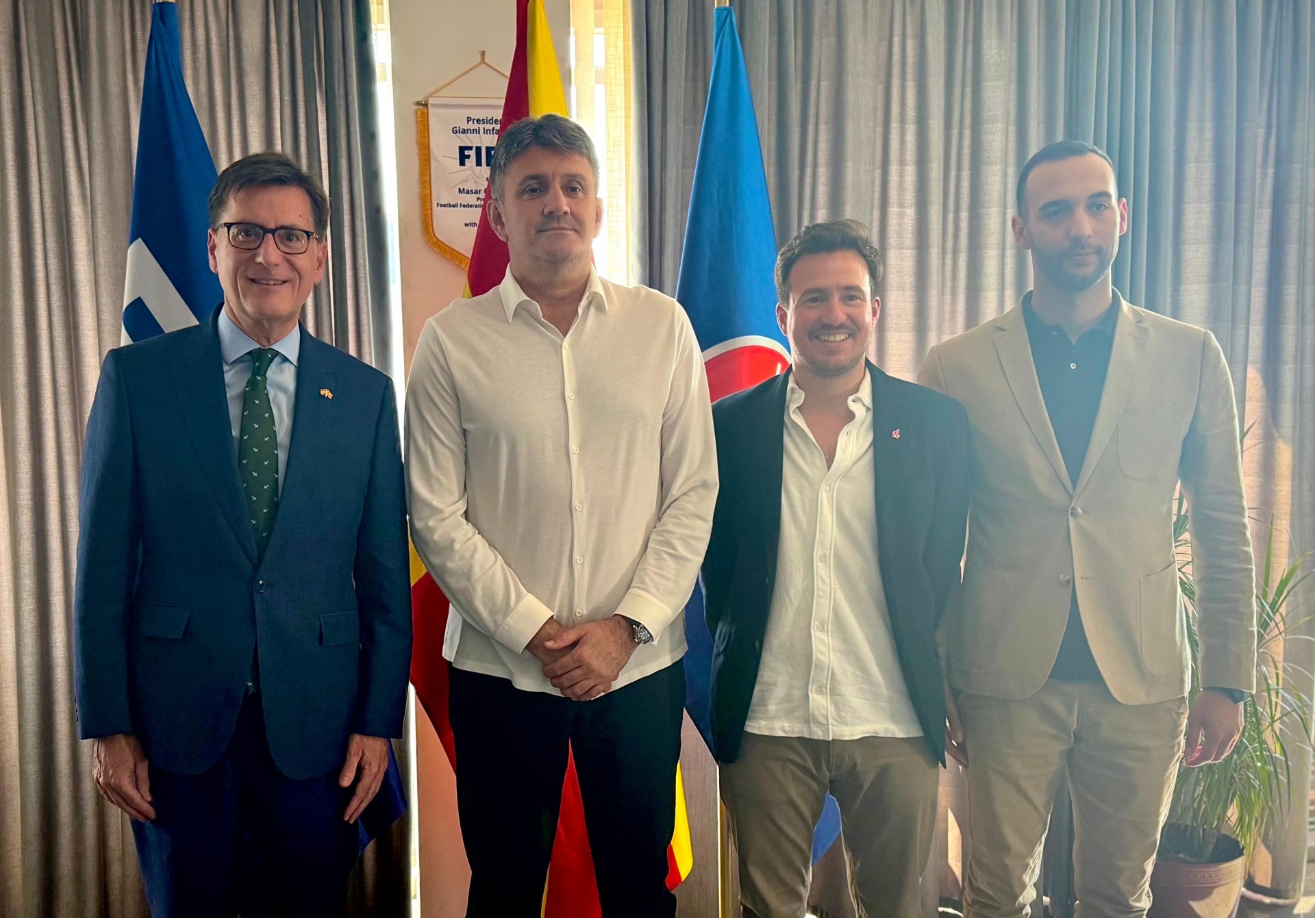 ФФМ домаќин на претставник од ЛАЛИГА и амбасадорот на Шпанија - претставен фудбалски речник на шпански и македонски јазик