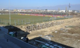 Ndërtohet tribunë e re. Filloi rekonstruimi i stadiumit në qendrën stërvitore 'Petar Milloshevski'