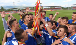 Младинците на Академија Пандев се радуваа на освоениот трофеј од националниот куп