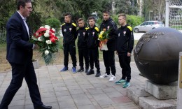 09. Април - Ден на македонскиот фудбал, ФФМ положи цвеќе на споменикот со првата топка