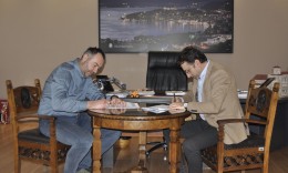 Претседателот на ФФМ, Муамед Сејдини го потпиша договорот за изградба на нова трибина на стадионот во Охрид